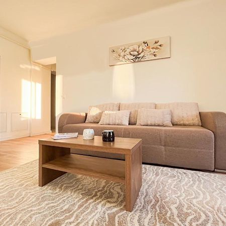Uniquemoments Airport Apartment & Secure Parking & Airport Shuttle Iasi Exterior photo